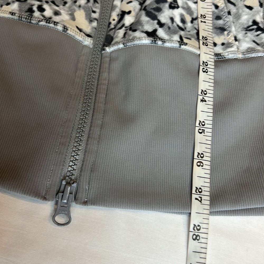 Lululemon Nice Asana Jacket Not So Petite Fleur Silver Spoon Grey size 6 - Picture 15 of 15